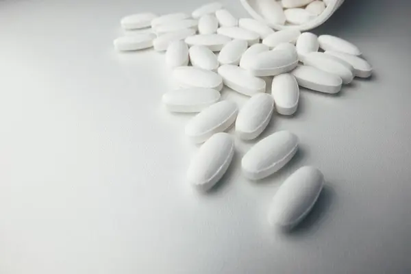 Tıbbi uyuşturucular beyaz arkaplanı kapatır