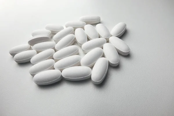 Tıbbi uyuşturucular beyaz arkaplanı kapatır
