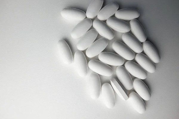 Tıbbi uyuşturucular beyaz arkaplanı kapatır