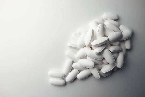 Tıbbi uyuşturucular beyaz arkaplanı kapatır