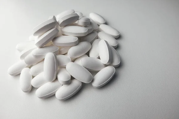 Tıbbi uyuşturucular beyaz arkaplanı kapatır