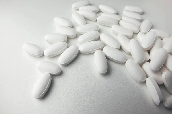 Tıbbi uyuşturucular beyaz arkaplanı kapatır