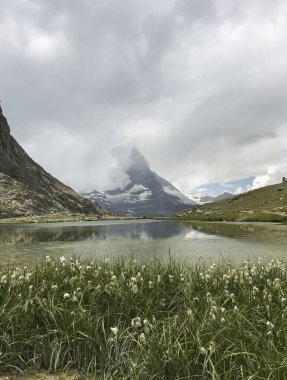 İsviçre 'nin Zermatt kentindeki İsviçre Alplerindeki Matterhorn (Cervino) Tepesi (4478 m yükseklik) manzarası