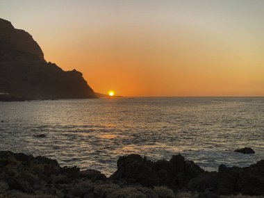 Ölülerin Güneşi. Güneş Teno sahilinden batar. Tenerife