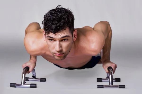 Şınav çeken adam.