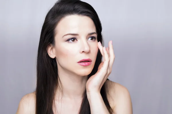 Menina aplicando creme facial — Fotografia de Stock