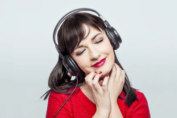 Müzik dinleyen kız