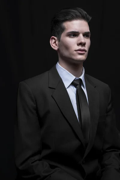 Yakışıklı genç adam.