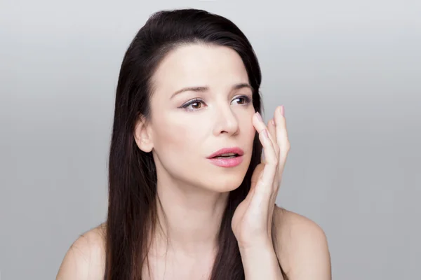 Kız onun yüzüne dokunmak