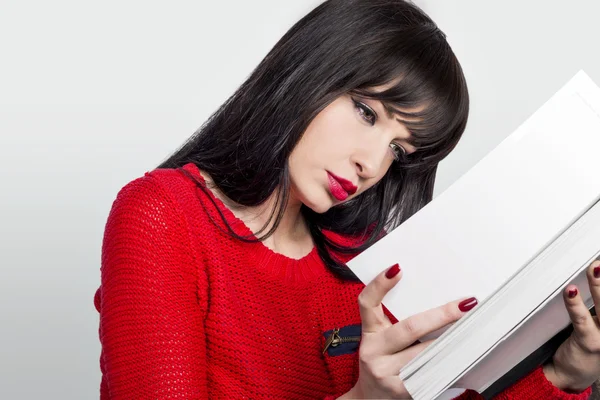 Kitap okuyan bir kadın.