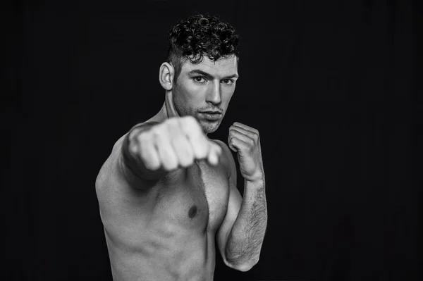 Yakışıklı adam yumruk