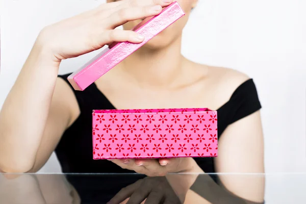 Kadın hediyesini açıyor.