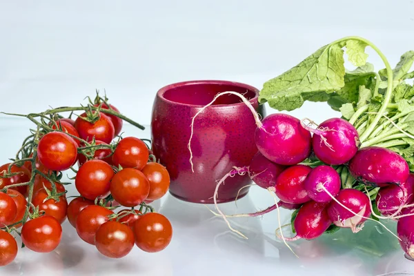 Cherry tomatoes and radish — Stock Photo, Image