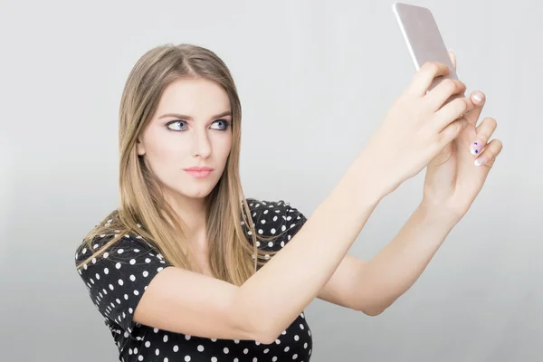 Blond kobieta przy selfie — Zdjęcie stockowe