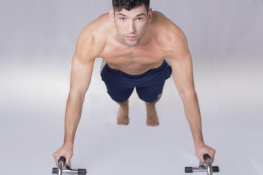 Şınav çeken adam.