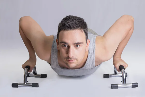 Şınav çeken adam.