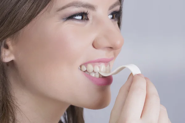 Meisje en een kauwgom — Stockfoto