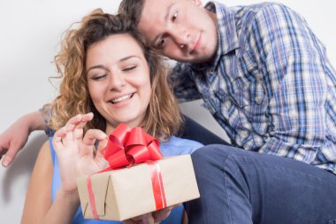 Mutlu çift Sevgililer kutluyor