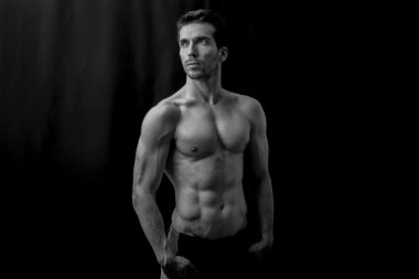 Karanlıkta poz adam