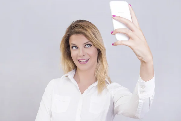 Kobieta robi selfie — Zdjęcie stockowe