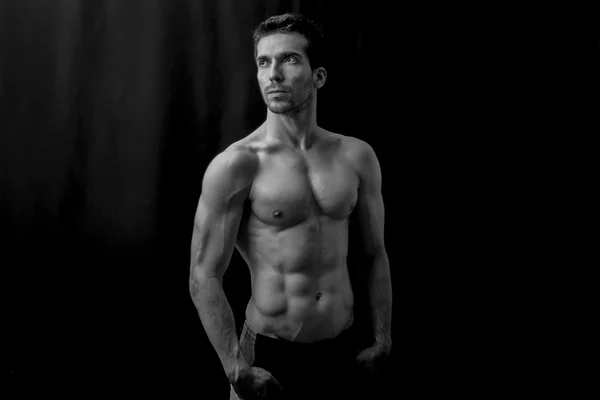 Karanlıkta poz adam