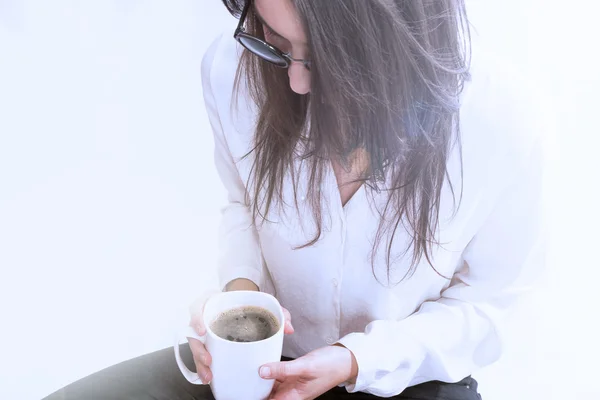 Menina café da manhã com óculos de sol — Fotografia de Stock