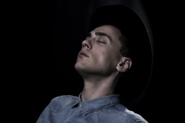 Denim meditasyon adam