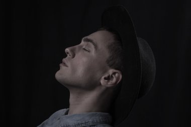 Şapkalı adam meditasyon