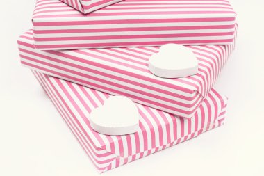 Pastel pembe hediyeler ve kalpler