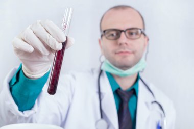 Doktor çözümlenirken kan cam