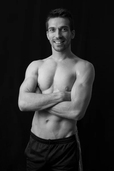 Hombre posando en la oscuridad — Foto de Stock