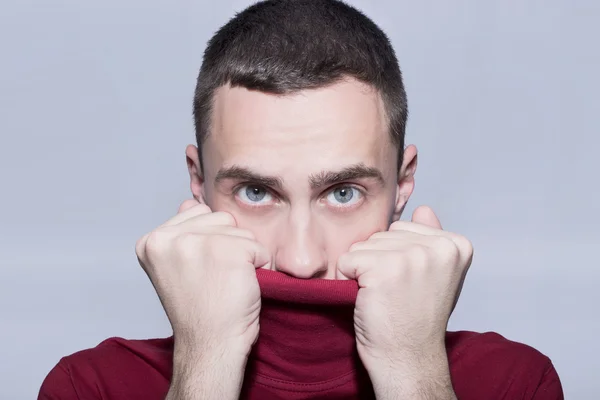 Hombre asomándose desde su camisa — Foto de Stock