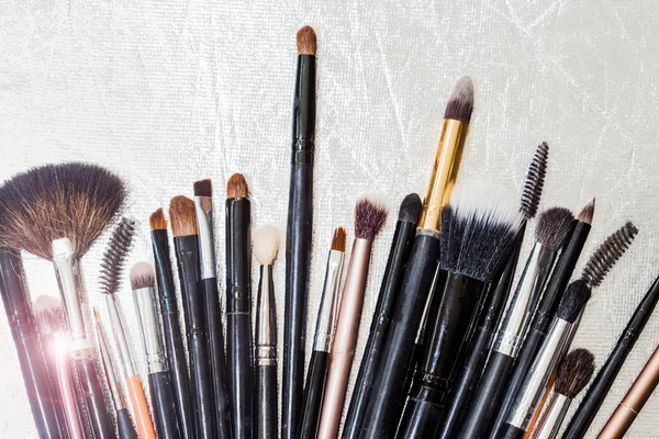 Make-up Pinsel auf silbernem Hintergrund — Stockfoto