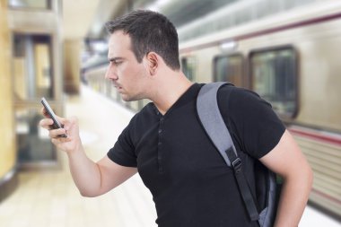 bir akıllı telefon kullanan adam