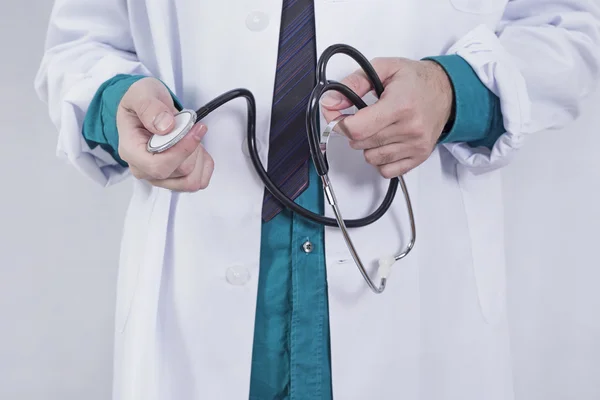 Doktor steteskop tutuyor.