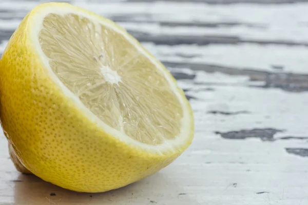 Половина лимона на столе — стоковое фото