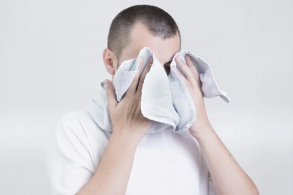 Adam yüzünü kapatıyor.