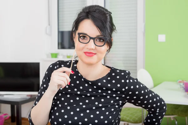 Bir gözlük pervane tutan kız