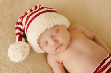 Yeni doğan bebek uyku ile Santa Noel şapka şenlikli sezon portre