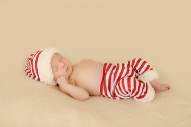 Yeni doğan bebek uyku ile Santa Noel şapka