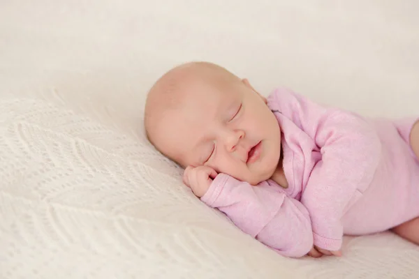 Bebê recém-nascido dormindo e sorrindo — Fotografia de Stock