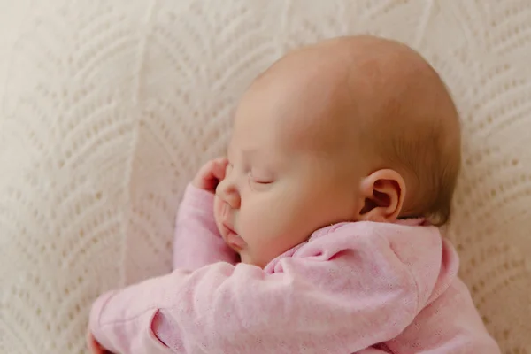 Newborn baby sleeping on the side on white blanket top view — Stock Photo, Image