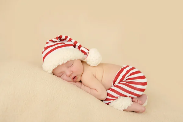 Bebé recién nacido durmiendo con el sombrero de santa navidad — Foto de Stock