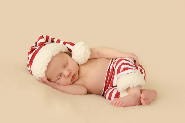 Bebé recién nacido durmiendo con el sombrero de santa Navidad temporada de Navidad —  Fotos de Stock