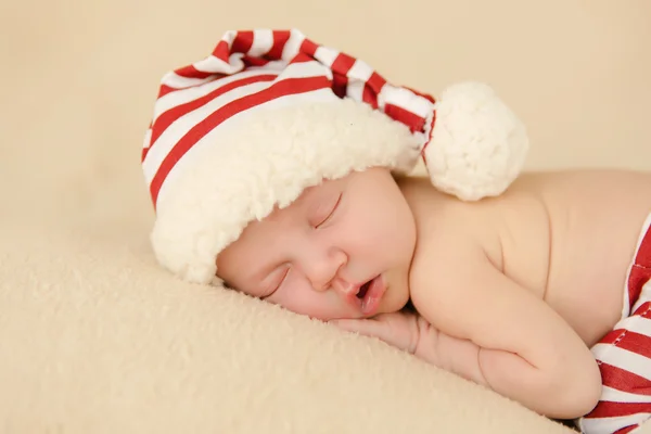 Bebé recién nacido durmiendo con el sombrero de santa navidad —  Fotos de Stock