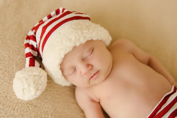Noworodek śpi z santa hat Boże Narodzenie Boże Narodzenie sezon zbliżenie — Zdjęcie stockowe