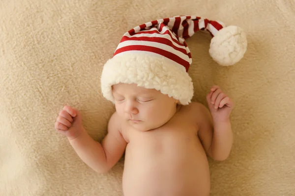 Bebé recién nacido durmiendo con el sombrero de santa navidad —  Fotos de Stock