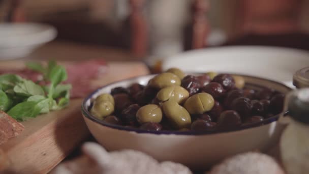 Ελιές σε ελαιόλαδο σε βαθύ πιάτο Μεσογειακό βιολογικό, φρέσκο, υγιεινό συστατικό τροφίμων — Αρχείο Βίντεο
