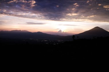 JAWA BARAT - INDONEZYA, 26 Aralık 2014: Dağların Doğal Manzarası