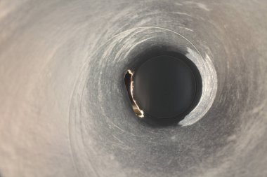 Kaçış deliği, aynı zamanda bir yeraltı geçidinin sonu olabilir. Orada kapana kısıldığınızı hayal ettiğinizde ve bir çıkış bulana kadar.